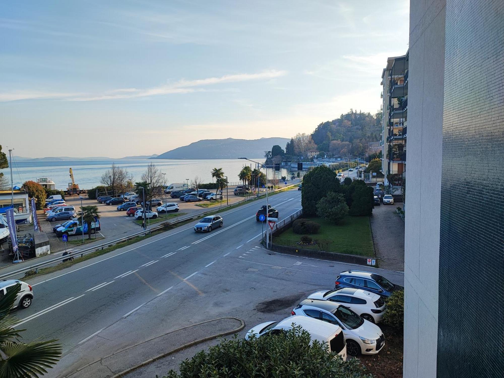 Appartamento Chic Vista Lago - Casa Janis Verbania Exterior photo